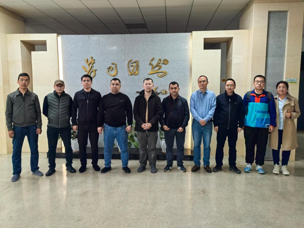 乌兹别克斯坦国家规划设计院高级研修班到资源学院参观交流