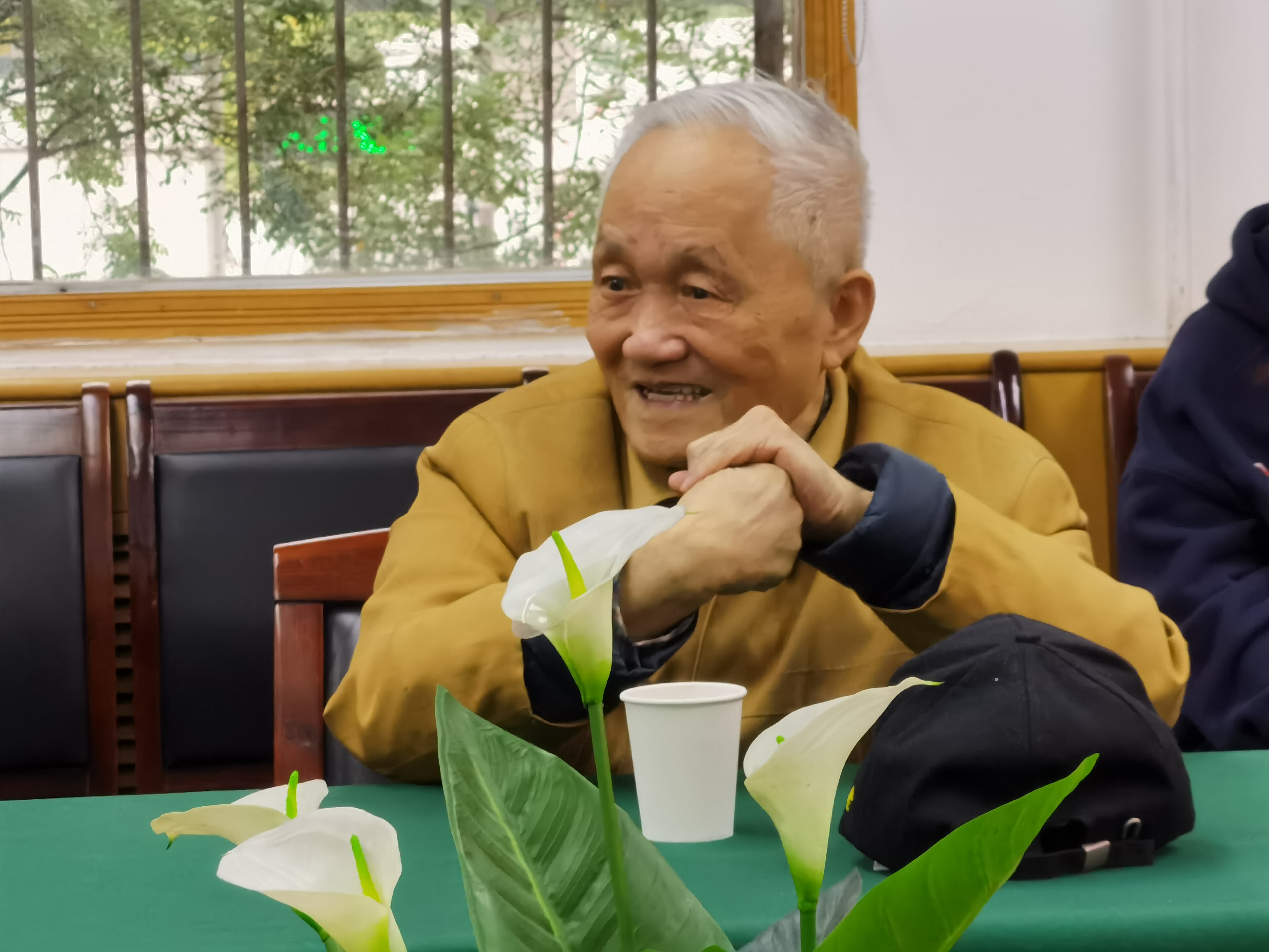 汤中立院士进行学习辅导汤院士的讲话娓娓道来、铿锵有力，与会师生深受